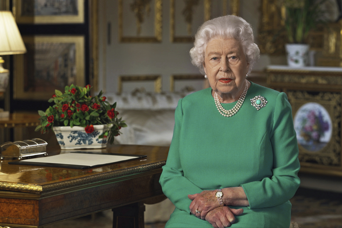 Кралица Елизабет II се оттегли в двореца в Уиндзор и